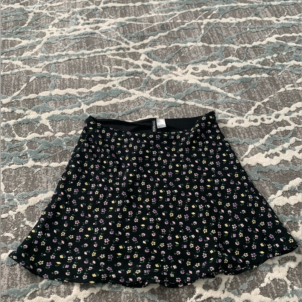 Super cute mini skirt!! Super comfortable and lightweight!